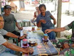 Melalui Komsos, Babinsa Koramil 1407-17/Salomekko Kodim Bone Pererat Tali Silaturahmi Di Wilayah Salomekko