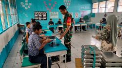 Pastikan Gizi Siswa Terpenuhi, Babinsa Koramil 01/Ajangale Kodim 1407/Bone Dampingi Program MBG