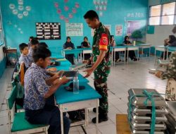 Pastikan Gizi Siswa Terpenuhi, Babinsa Koramil 01/Ajangale Kodim 1407/Bone Dampingi Program MBG