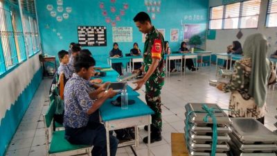 Pastikan Gizi Siswa Terpenuhi, Babinsa Koramil 01/Ajangale Kodim 1407/Bone Dampingi Program MBG