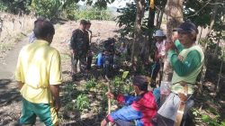 Babinsa Kodim Bone Koramil 1407-08/Lamuru Laksanakan Komsos Bersama Petani Di Desa Barakkae