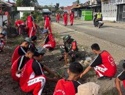 Wujudkan Sekolah Sehat, Babinsa Koramil 1407-04/Tellu Siattinge Gerakkan Semangat Gotong Royong Di Kelurahan Tokasen
