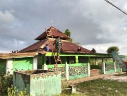 Wujud Kemanunggalan, Babinsa Koramil 1407-15/Mare Bahu-Membahu Renovasi Masjid Di Lappa Upang