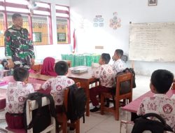 Babinsa Koramil 21/Palakka Kodim 1407/Bone Bekali Siswa Sekolah Dasar Terkait Materi Wawasan Kebangsaan