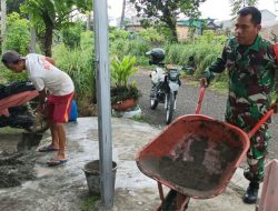 Ringankan Beban Masyarakat, Aksi Nyata Babinsa Koramil 1407-05/Ulaweng Bantu Pembangunan Rumah Binaan