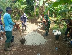 Demi Kelancaran Ekonomi Warga, Babinsa Koramil 1407-10/Ponre Kodim Bone Turun Langsung Cor Jalan Desa