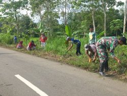 Bangkitkan Semangat Gotong Royong, Babinsa Koramil 1407-19/Kahu Bahu Membahu Bersihkan Jalan Desa