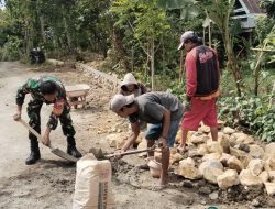 Bahu Membahu! Babinsa Koramil 1407-09/Lapri Bersama Warga Pattuku Limpoe Bangun Talud Jalan