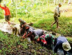 Antisipasi Penyumbatan, Babinsa Koramil Barebbo Kodim 1407/Bone Dan Warga Corawali Benahi Saluran Air