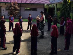 Dukung Bidang Olahraga, Babinsa Kodim Bone Koramil 05/Ulaweng Berikan Pembinaan Voli Di Desa Waempubbu