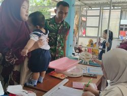 Wujudkan Balita Sehat, Babinsa Koramil 13/Sibulue Pantau Langsung Layanan Kesehatan Di Desa Sumpang Minangae