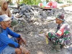 Perkokoh Kemanunggalan TNI-Rakyat, Babinsa Kodim Bone Koramil 15/Mare Intensifkan Komsos Di Desa Ujung Tanah