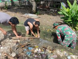 Antisipasi Musim Hujan, Babinsa Koramil 1407-02/Dua Boccoe Dan Warga Desa Watang Padacenga Bersihkan Drainase