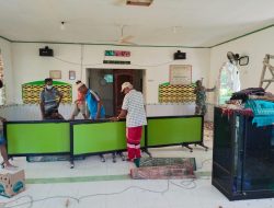 Wujudkan Rumah Ibadah Yang Nyaman, Babinsa Koramil 1407-03/Cenrana Bahu Membahu Renovasi Masjid