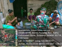 Ringankan Beban Warga, Babinsa Koramil 19/Kahu Kodim 1407/Bone Ikut Ngupas Kacang Bareng Petani di Bonto Padang