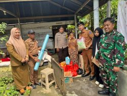 Ringankan Beban Korban Banjir, Babinsa Koramil 1407-07/Tanete Riattang Bersama Tripika Antar Bantuan Langsung