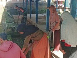 Kompak! Babinsa Koramil 1407-20/Bontocani Dan Para Pedagang Bahu-Membahu Bersihkan Pasar Tradisional