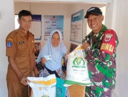 Babinsa Koramil 1407-15/Mare Kawal Penyaluran Bantuan Pangan Pangan Bagi Warga PKH Di Kecamatan Mare