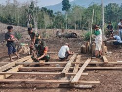 Bahu-Membahu Di Teamusu, Babinsa Koramil 1407-05/Ulaweng Hadirkan Semangat Gotong Royong Bangun Rumah Warga