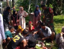 Idul Adha 1447 H, Babinsa Koramil 1407-17/Salomekko Kawal Dan Bantu Prosesi Pemotongan Hewan Kurban