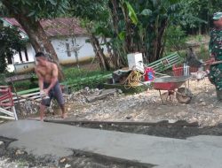 Ringankan Beban Masyarakat, Babinsa Koramil Ponre Kodim 1407/Bone Ikut Aduk Semen Cor Jembatan Rumah Warga