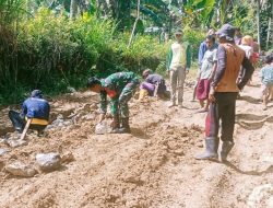 Babinsa Kodim Bone Koramil 1407-21/Palakka Laksanakan Gotong Royong Perbaikan Jalan Di Desa Siame