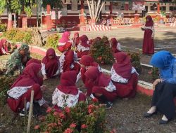 Tanamkan Peduli Lingkungan Sejak Dini, Babinsa Koramil 1407-15/Mare Ajak Murid SDN 6/75 Bersihkan Sekolah