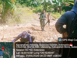 Dukung Pembangunan Infrastruktur, Babinsa Koramil 1407-21/Palakka Laksanakan Karya Bakti Bersama Warga