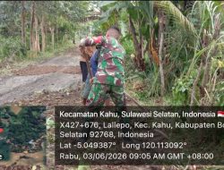 Antisipasi Kecelakaan, Babinsa Koramil 1407-19/Kahu Laksanakan Gotong Royong Timbun Jalan
