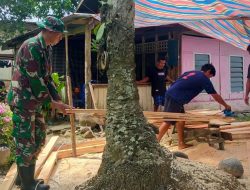 Ringankan Beban Warga, Babinsa Koramil 19/Kahu Kodim Bone Turun Tangan Serut Kayu Untuk Bahan Rumah