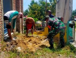 Ringankan Beban Warga, Babinsa Koramil 1407-02/Dua Boccoe Turun Tangan Ratakan Timbunan Tanah Masjid