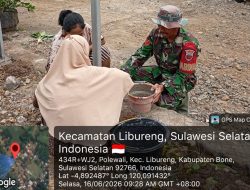 Bahu-Membahu Di Desa Polewali : Babinsa Koramil 1407-14/Libureng Ringankan Beban Warga Bangun Pagar Rumah