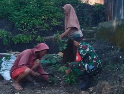 Bahu-Membahu! Babinsa Koramil Bontocani Kodim 1407/Bone Bersama Warga Gelar Kerja Bakti Di Lingkungan Pasar