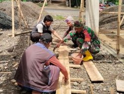 Babinsa Koramil Lapri Kodim 1407/Bone Laksanakan Kerja Bakti Pembangunan Rumah Di Desa Pattuku Limpoe