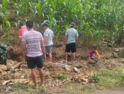 Babinsa Ulaweng Aktif Laksanakan Karya Bakti Pembersihan Drainase Demi Kelancaran Aliran Air Di Desa Liliriattang