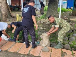 Babinsa Koramil Lapri Bersama Aparat Kecamatan Dan Warga Laksanakan Aksi Bersih-Bersih Lingkungan Di Desa Patangkai
