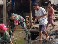 Aksi Peduli Lingkungan, Babinsa Koramil 19/Kahu Kodim 1407/Bone Dan Warga Gelar Gotong Royong
