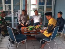Perkuat Kebersamaan, Babinsa Koramil 10/Ponre Kodim 1407/Bone Gelar Komsos Bersama Bhabinkamtibmas Dan Perangkat Desa