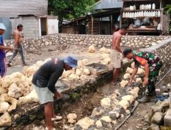 Babinsa Koramil 1407-05/Ulaweng Ringankan Beban Warga Melalui Kerja Bakti Pembangunan Rumah