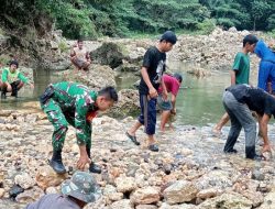 Babinsa Koramil 1407-21/Palakka Bersama Warga Bangun Jalan Penyeberangan Cadangan Di Desa Siame