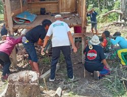 Wujud Kepedulian TNI, Babinsa Ponre Kodim 1407/Bone Bantu Warga Pindahkan Rumah Kebun Secara Gotong Royong