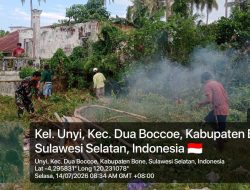 Babinsa Koramil 1407-02/Dua Boccoe Kodim Bone Bersama Warga Gelar Karya Bakti Bersihkan Podium Lapangan Sepak Bola