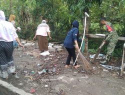 Babinsa Kodim Bone Koramil 1407-18/Kajuara Gelar Karya Bakti Bersama Kader Posyandu Di Desa Abbumpungeng
