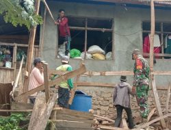 Babinsa Kodim Bone Koramil 1407-19/Kahu Bantu Warga Bangun Dapur Rumah Di Desa Lalepo