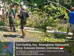 Wujud Kepedulian Babinsa Koramil 1407-06/Awangpone Laksanakan Karya Bakti Pembersihan Jalan Bersama Warga