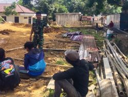 Perkuat Kemanunggalan TNI-Rakyat, Babinsa Koramil Salomekko Gelar Komsos Bersama Masyarakat Kelurahan Pancaitana