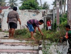 Babinsa Koramil 1407-02/Dua Boccoe Bersama Warga Gelar Karya Bakti, Bersihkan Podium Lapangan Sepakbola Unyi