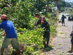 Babinsa Koramil 1407-06/Awangpone Kodim Bone Dan Warga Gotong Royong Bersihkan Jalan Desa Carigading