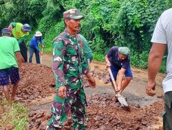 Babinsa Koramil 1407-16/Tonra Bersama Warga Gotong Royong Perbaiki Jalan Rusak Di Desa Rappa