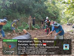 Babinsa Koramil 1407-16/Tonra Gotong Royong Bersama Warga Ratakan Jalan Menuju Pelabuhan